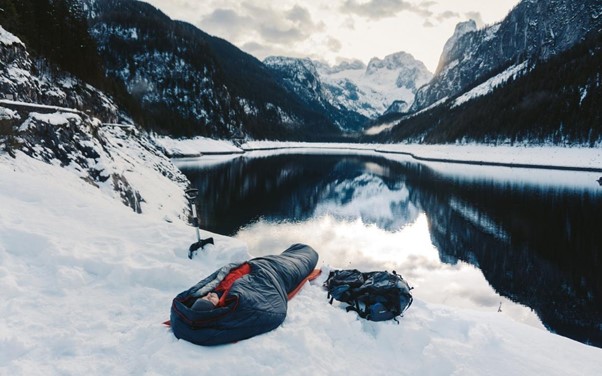 Spánek ve spacáku na sněhu